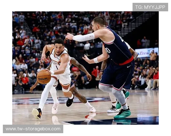 布克半场展现得分能力9投4中贡献14分2板5助表现抢眼